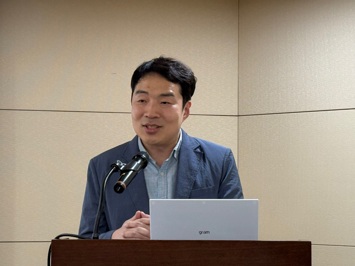 에디터 사진